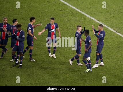 Kylian Mbappe von PSG (rechts) feiert sein Ziel mit Marco Verratti und Teamkollegen während der französischen Meisterschaft Ligue 1 footba / LM Stockfoto