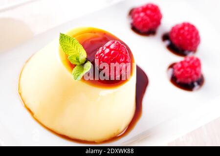 Pudding mit Beeren und Karamellsoße. Hochwertige Fotos Stockfoto