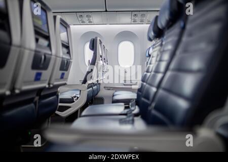 Leere Reihe dunkelblauer Sitze in einem Flugzeug Stockfoto