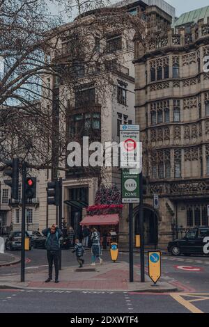 London, Großbritannien - 5. Dezember 2020: Schilder, die auf die Staugebühr und die Ultra Low Emission Zone (ULEZ) auf der Park Lane in London hinweisen. ULEZ wurde 20 eingeführt Stockfoto