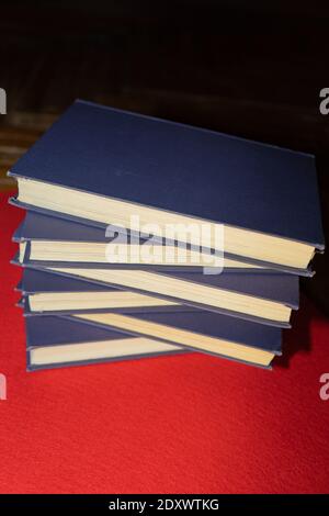 Alte Bücher sind übereinander gestapelt. Bücherstapel. Stacheln alter Bücher. Stockfoto