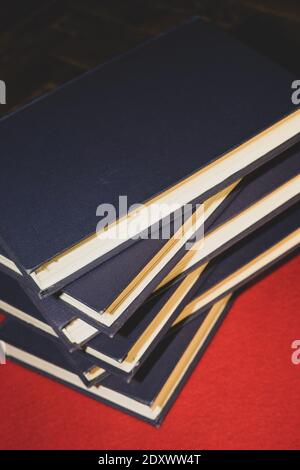 Hintergrund von Seiten alter Bücher, die übereinander liegen. Alte Bücher sind übereinander gestapelt. Bücherstapel. Stacheln alter Bücher. Stockfoto