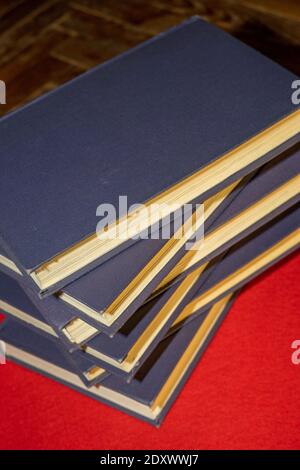 Ein Stapel Bücher. Alte Bücher sind übereinander gestapelt. Stacheln alter Bücher. Stockfoto