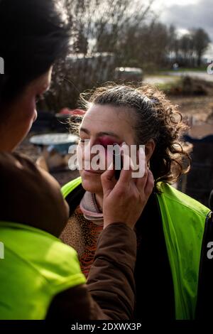 FRA - GILETS JAUNES DE DINAN Samedi 26 Janvier, sur le QG des Gilets Jaunes de Dinan en Bretagne, maquillage pour dénoncer les violences policières. F Stockfoto