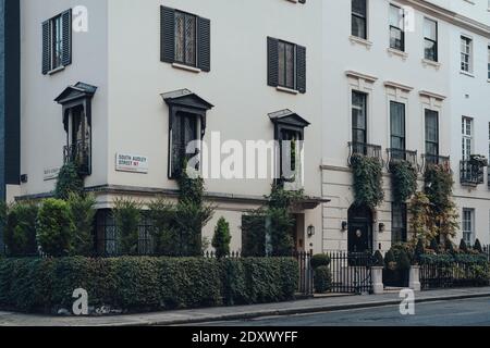 London, Großbritannien - 5. Dezember 2020: Reihe von traditionellen Häusern in der South Audley Street in Mayfair, einem wohlhabenden Viertel im West End von London in der City of Stockfoto