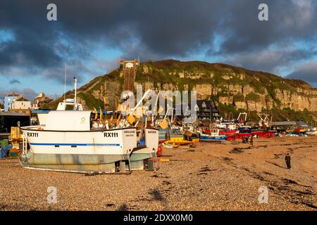 Hastings, East Sussex, Großbritannien. Dezember 2020. Hastings Fischerboote fuhren am Strand von Stade in der Altstadt an dem Tag, an dem ein Abkommen mit der EU nach dem Brexit getroffen und die Fischereirechte schließlich mit Großbritannien vereinbart wurden. Mit mehr als 25 kommerziellen Fischerbooten verfügt Hastings über die größte am Strand angelaufene Fischereiflotte in Europa. Stockfoto