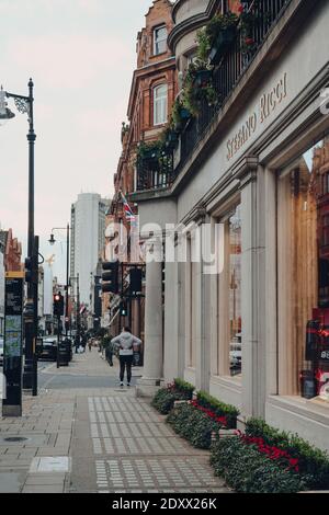 London, Großbritannien - 5. Dezember 2020: Außenansicht des Bekleidungsladens Stefano Ricci in Mayfair, einer wohlhabenden Gegend im West End von London in der City of Westm Stockfoto