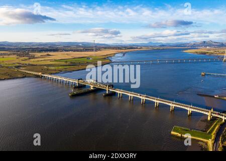 Luftaufnahme der Kincardine-Brücke und der Clackmannanshire-Brücke über den Firth of Forth in Kincardine-on-Forth, Schottland. Stockfoto