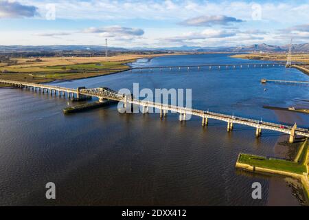 Luftaufnahme der Kincardine-Brücke und der Clackmannanshire-Brücke über den Firth of Forth in Kincardine-on-Forth, Schottland. Stockfoto