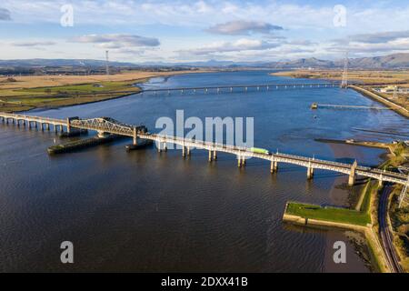 Luftaufnahme der Kincardine-Brücke und der Clackmannanshire-Brücke über den Firth of Forth in Kincardine-on-Forth, Schottland. Stockfoto