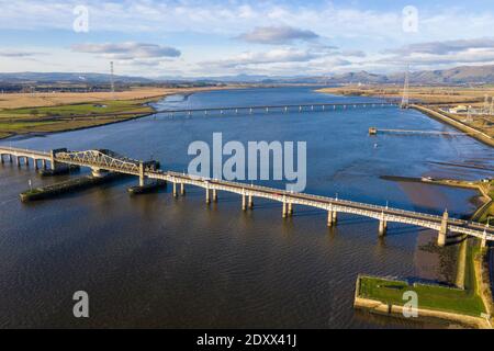 Luftaufnahme der Kincardine-Brücke und der Clackmannanshire-Brücke über den Firth of Forth in Kincardine-on-Forth, Schottland. Stockfoto