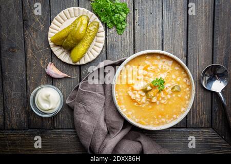 Suppe mit salzgurken und Graupen- rassolnik auf hölzernen Hintergrund, Ansicht von oben Stockfoto