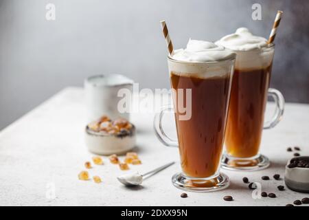 Eiskaffee in einer hohen Brille mit Sahne übergossen Stockfoto
