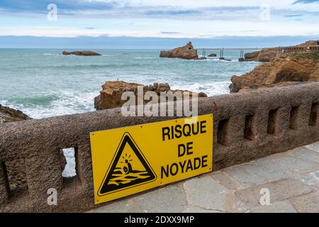 Biarritz, Frankreich : Straßenschild am Rande des Atlantischen Ozeans, Warnung vor der "Gefahr des Ertrinkens" in Französisch geschrieben Stockfoto