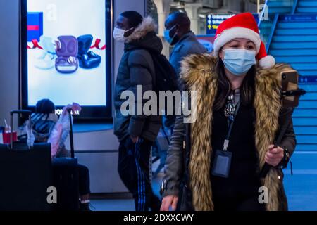 London, Großbritannien. Dezember 2020. Santa macht ein Video Selfie - St. Pancras Station ist wieder ruhig, da London in Tier 4 ist und es keinen Weihnachtsfeiertag gibt. Kredit: Guy Bell/Alamy Live Nachrichten Stockfoto