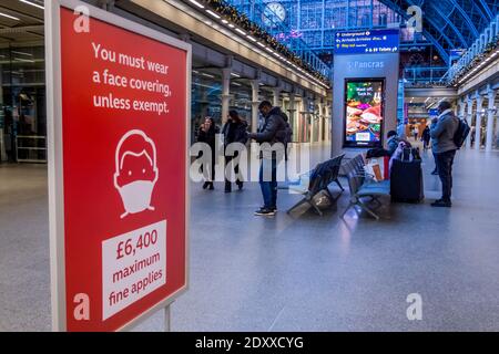 London, Großbritannien. Dezember 2020. Der Rat ist, eine Maske zu tragen, wenn draußen, und die meisten entsprechen - St. Pancras Station ist wieder ruhig, da London ist in Tier 4 und es gibt keinen Weihnachtsabend Kurzurlaub. Kredit: Guy Bell/Alamy Live Nachrichten Stockfoto