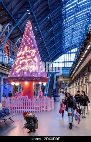 London, Großbritannien. Dezember 2020. Der rosafarbene EL & N Weihnachtsbaum - St. Pancras Station ist wieder ruhig, da London in Tier 4 ist und es keinen Weihnachtsfeiertag gibt. Kredit: Guy Bell/Alamy Live Nachrichten Stockfoto