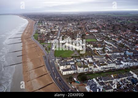 Bognor Regis Luftbild entlang der Küste entlang des Strandes in Richtung Aldwick und Pagham in der Ferne. Stockfoto