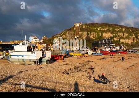 Hastings, East Sussex, Großbritannien. Dezember 2020. Hastings Fischerboote zogen am Strand von Stade in der Altstadt an dem Tag an, an dem ein Abkommen mit der EU nach dem Brexit getroffen und die Fischereirechte schließlich mit Großbritannien vereinbart wurden. Mit mehr als 25 kommerziellen Fischerbooten hat Hastings die größte Strand gestartet Fischereiflotte in Europa. Carolyn Clarke/Alamy Live News Stockfoto