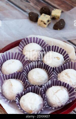 Traditionelle leckere griechische Mandelschneebälle oder Weihnachtskekse genannt Kourabiedes mit Mandeln und powered mit weißem Zucker Stockfoto