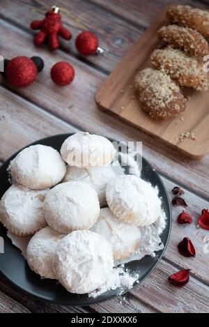 Traditionelle leckere griechische Mandelschneebälle oder Weihnachtskekse genannt Kourabiedes mit Mandeln und powered mit weißem Zucker Stockfoto