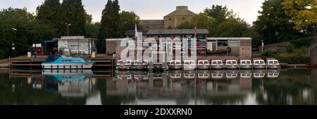 ABINGDON, OXFORDSHIRE - 01. JULI 2008: Panoramablick auf gemietete Boote auf der Themse Stockfoto