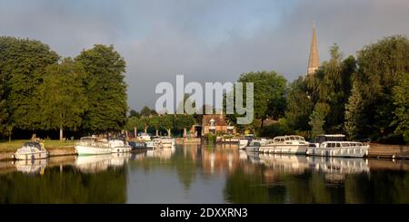 ABINGDON, OXFORDSHIRE - 01. JULI 2008: Blick auf die Themse mit Booten am Ufer Stockfoto