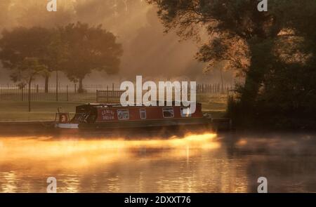 ABINGDON, OXFORDSHIRE - 01. JULI 2008: Ruhige Szene eines Schmalbootes im Nebel auf der Themse bei Sonnenaufgang Stockfoto