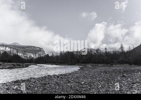 Eine Graustufenaufnahme von Steinen auf der Bucht von A Fluss an einem bewölkten Tag Stockfoto