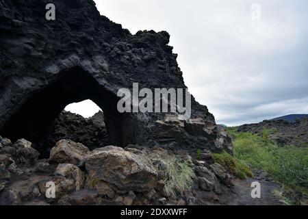 Kirkjan (die Kirche) eine Lavarohrstruktur bei Dimmugorgir im Lake Myvatn, Nordisland. Lavagestein mit einem Loch in der Mitte. Stockfoto