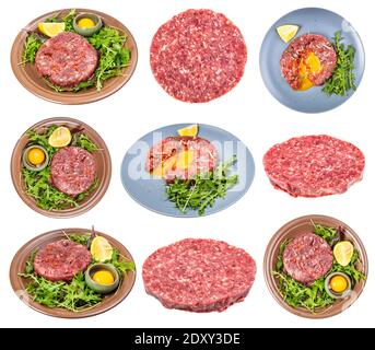 Set gekochter Steak Tartare (Rohes Hackfleisch und rohes Eigelb in der Schüssel Frisches Grün) isoliert auf weißem Hintergrund Stockfoto