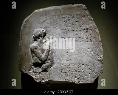 Votive-Angebot. Fragment einer Steinstele, die von Itur-Ashdum gewidmet ist. Erste Dynastie von Babylon, c. 1760-1750 V. CHR. Wahrscheinlich aus Sippar, Südirak. Kalkstein. Die Keilschrift besagt, dass ein hoher Beamter namens Itur-Ashdum der Göttin Ashratum in ihrem Tempel im Auftrag von König Hammurabi (regierte 1792-1750 v. Chr.) eine Statue widmete. Die geschnitzte Figur kann Hammurabi darstellen. British Museum. London, England, Vereinigtes Königreich. Stockfoto
