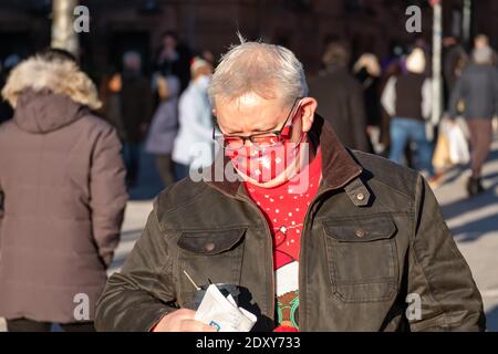 Glasgow, Schottland, Großbritannien. Dezember 2020. Ein Mann, der am Heiligabend eine festliche Gesichtsmaske trägt. Kredit: Skully/Alamy Live Nachrichten Stockfoto