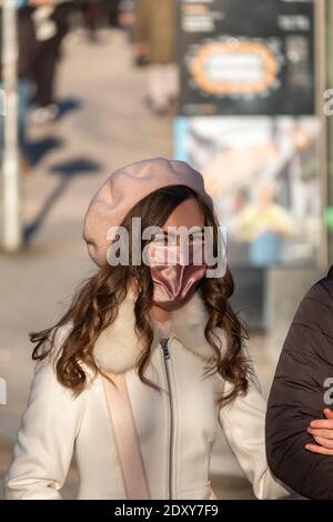 Glasgow, Schottland, Großbritannien. Dezember 2020. Ein Mädchen mit Gesichtsmaske am Heiligabend. Kredit: Skully/Alamy Live Nachrichten Stockfoto