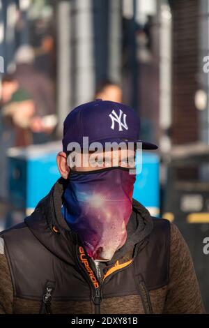 Glasgow, Schottland, Großbritannien. Dezember 2020. Ein Mann mit Gesichtsmaske am Heiligabend. Kredit: Skully/Alamy Live Nachrichten Stockfoto