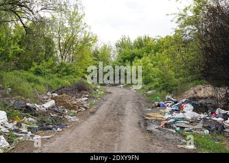 Spontane Müllkippe entlang der Straße Stockfoto