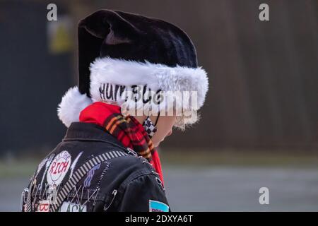 Glasgow, Schottland, Großbritannien. Dezember 2020. Ein Mädchen trägt einen Humbug Hut am Heiligabend. Kredit: Skully/Alamy Live Nachrichten Stockfoto