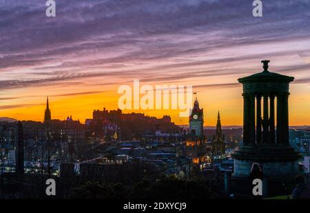 Edinburgh, Schottland, Großbritannien. 24 Dezember 2020. Schöner Heiligabend und Brexit Deal Sonnenuntergang über Edinburgh heute Abend von Calton Hill aus gesehen. Iain Masterton/Alamy Live News. Stockfoto