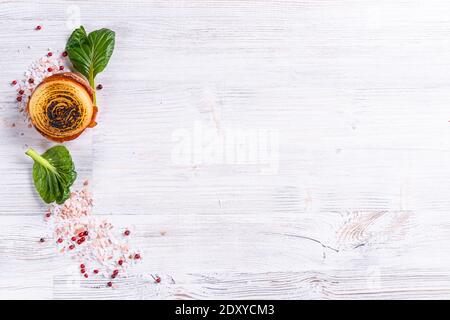 Helles Holz Food Hintergrund mit Zutaten. Gebackene Zwiebeln und Kräuter auf dem Brett. Für Text platzieren Stockfoto