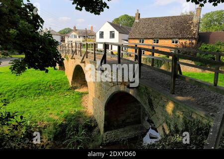 Das 13. Jahrhundert, Stein gebaut Packhorse Bridge, Medbourne Dorf, Leicestershire County, England, Großbritannien Stockfoto