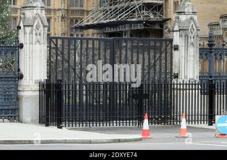 London, Großbritannien. Dezember 2020. Tore der Houses of Parliament geschlossen, als das parlament geschlossen wurde, als die EU-Vereinbarung angekündigt wurde. Proteste vor Downing Street. Kredit: JOHNNY ARMSTEAD/Alamy Live Nachrichten Stockfoto