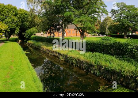 Sommer Blick auf den Bach in Medbourne Dorf, Leicestershire County, England, Großbritannien Stockfoto