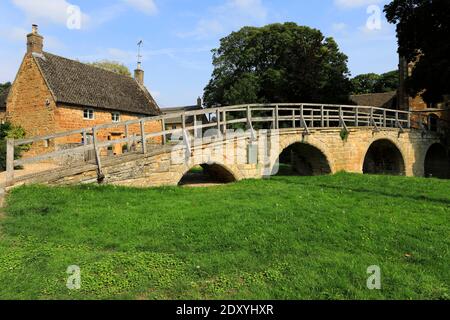 Das 13. Jahrhundert, Stein gebaut Packhorse Bridge, Medbourne Dorf, Leicestershire County, England, Großbritannien Stockfoto