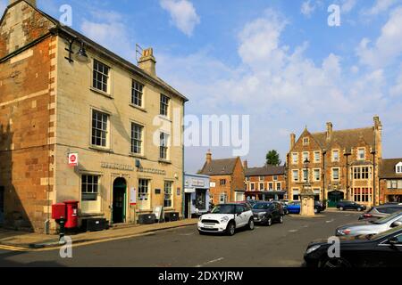 Sommeransicht des Market Place of Uppingham, Rutland, England, UK Stockfoto