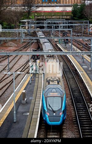 Der TransPennine Express fährt vom Bahnhof Waverley Edinburgh zum Flughafen Manchester ab. Stockfoto