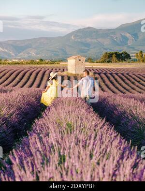 Pärchen im Urlaub in der Provence Frankreich, die die Lavendelfelder der Provence Frankreich besuchen. Europa Stockfoto