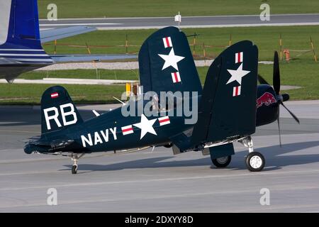 Die Chance der Flying Bulls Vought F4U-4 Corsair wurde beim Innsbrucker Flughafen-Festival am Austria National Day ausgestellt. Diese Corsair wurde 1945 an die US Navy ausgeliefert und war bis 1965 bei der Hunduras Air Force in Dienst gestellt. Der jetzige Besitzer Sigi Angerer kaufte es 1990. Stockfoto