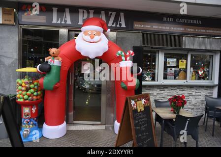 Barcelona, Spanien. Dezember 2020. Eine aufblasbare Weihnachtsmann Dekoration ist in Cornellá de Llobregat zu sehen. Kredit: SOPA Images Limited/Alamy Live Nachrichten Stockfoto