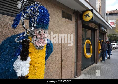 Barcelona, Spanien. Dezember 2020. Weihnachtsschmuck auf einer Straße in Cornellá de Llobregat gesehen. Kredit: SOPA Images Limited/Alamy Live Nachrichten Stockfoto