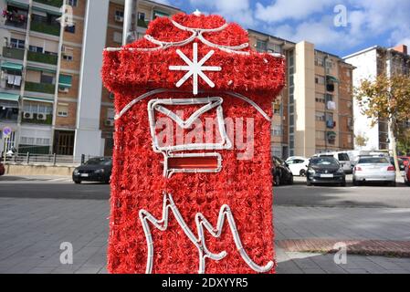 Barcelona, Spanien. Dezember 2020. Weihnachtsschmuck auf einer Straße in Cornellá de Llobregat gesehen. Kredit: SOPA Images Limited/Alamy Live Nachrichten Stockfoto